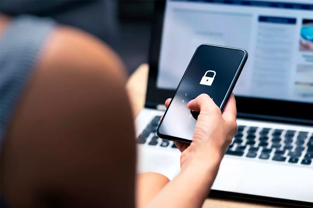Как защитить смартфон от взлома: рекомендации МВД России